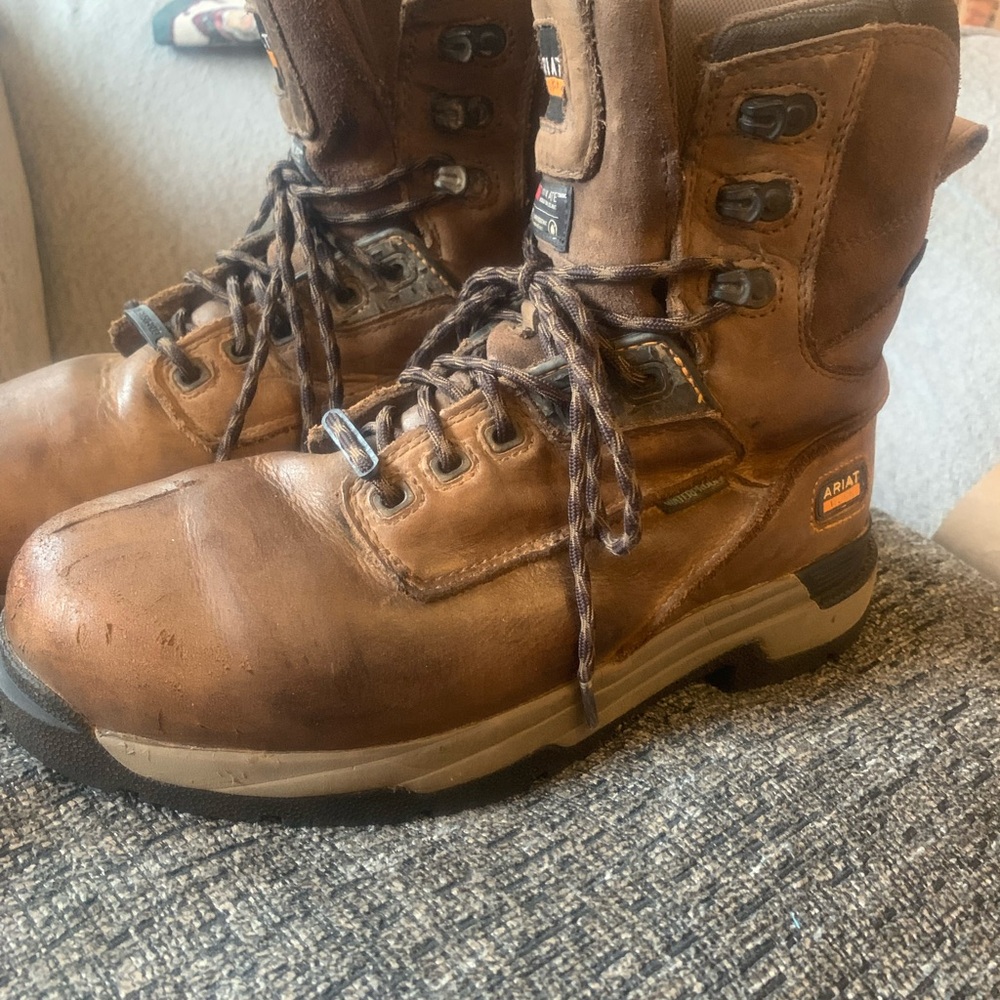 Ariat mens work boots size 8.5D. Waterproof master grip